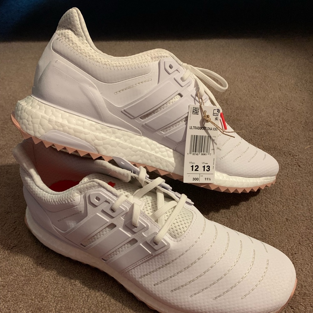 🌟 NWT Men’s Adidas ultra boost DNA XXII US size 12 / Women 13